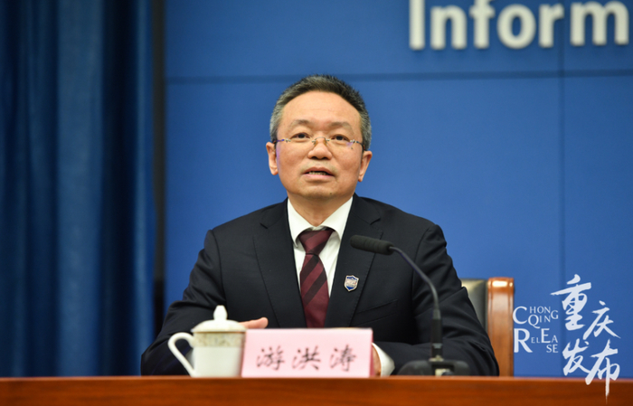 游洪涛回答记者提问 邹乐 摄