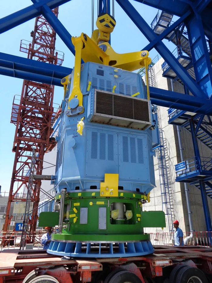 ▲哈电集团核电核心装备设计制造能力提升，华龙一号轴封式核主泵，从厂房运出。