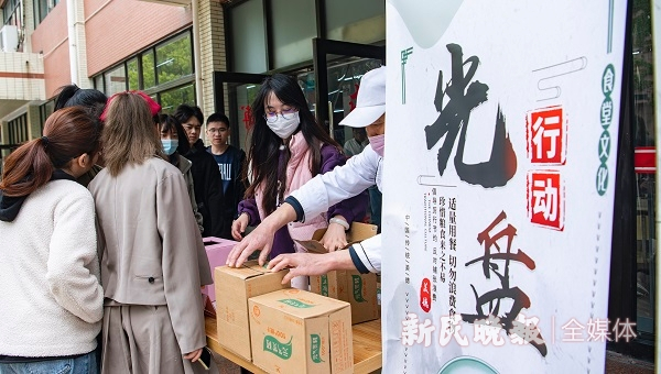 图说：校园内推广“光盘行动”