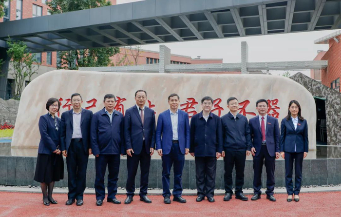 教育部副部长钟登华考察两江新区西南大学附属中学校（央广网发 两江新区西南大学附中供图）