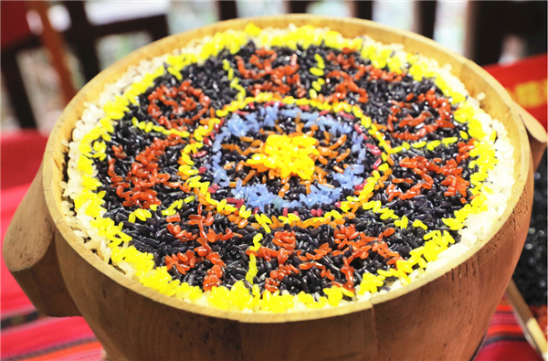 　　现场展示的壮乡五色糯米饭（央广网发 郑肖君摄）