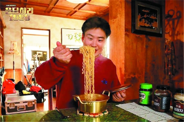 图说：韩剧《请回答1988》中的金正峰用专用小黄锅吃泡面。 剧照