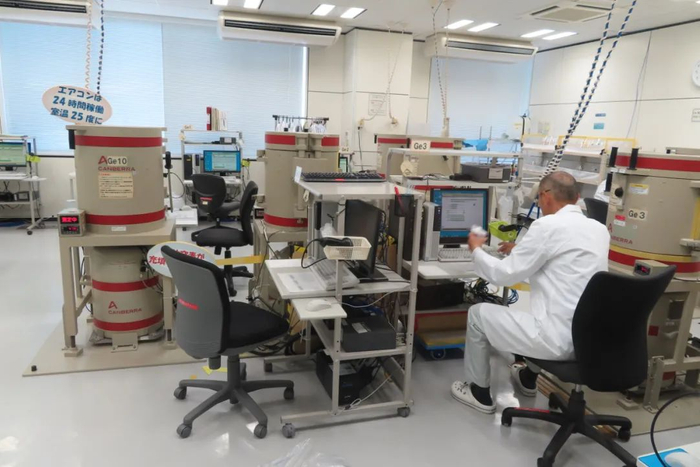 检测放射量的锗半导体检测仪（钱小岩/摄）