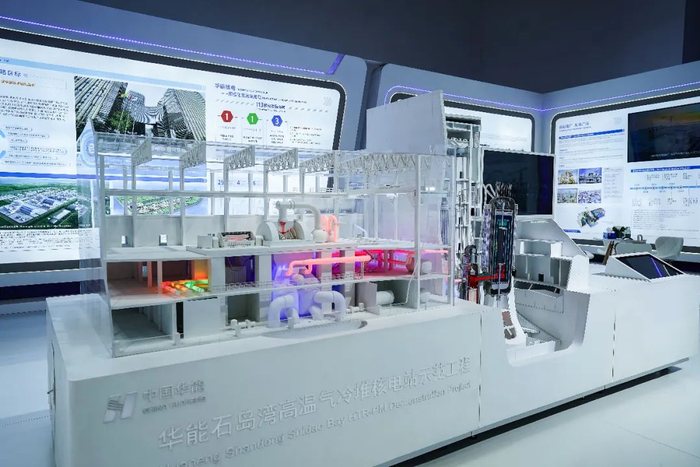 中国华能山东石岛湾高温气冷堆核电站示范工程，是我国拥有自主知识产权的全球首台商用高温气堆核电机组，已做装料准备。