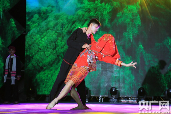 黎族苗族服饰技艺展暨走秀活动现场。央广网发 琼中融媒体中心供图