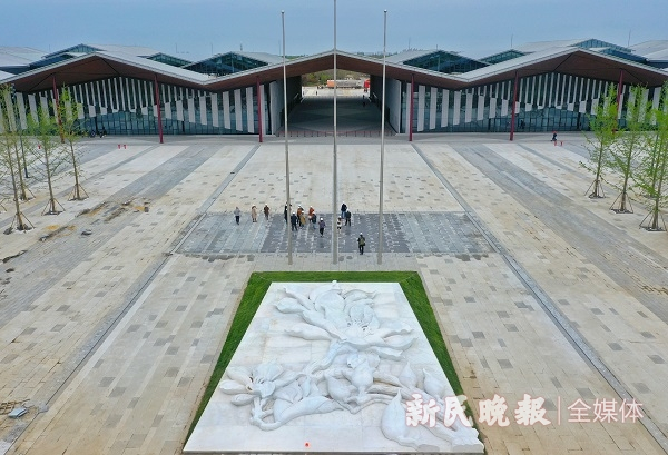 图说：复兴馆及广场上的白玉兰浮雕
