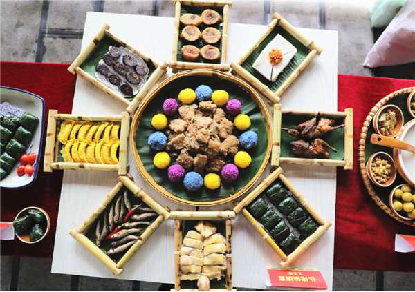 　　现场展现美食“仫佬依饭宴”（央广网发 郑肖君摄）
