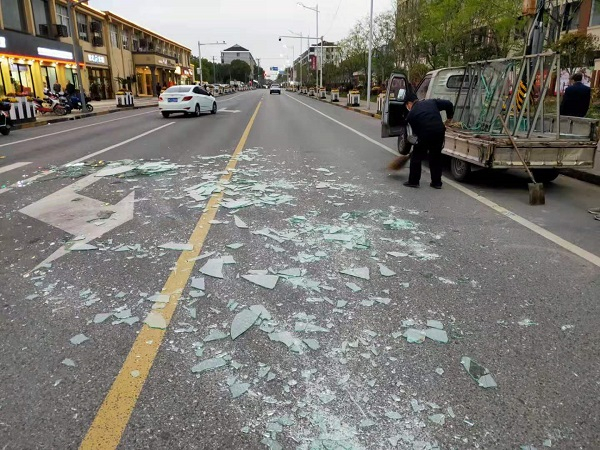 图说：大约20多米的路面上，洒满了玻璃碎片 采访对象供图