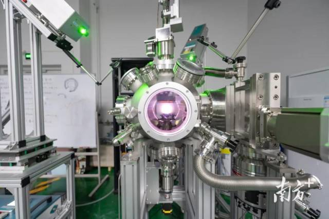 多束脉冲激光扫描共溅射大尺寸镀膜系统。黄政正 摄