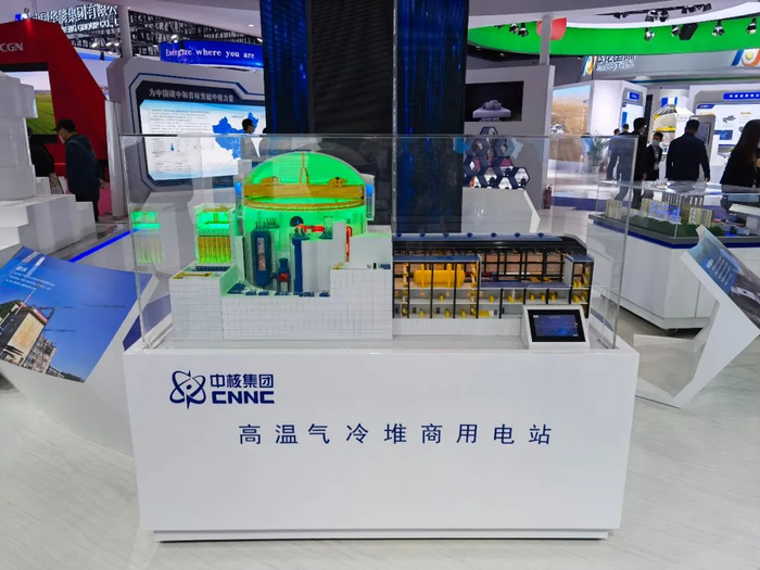 高温气冷堆是中核集团以“产学研用”结合方式与清华大学合作，具有我国完整自主知识产权且具备四代特征的核电技术。