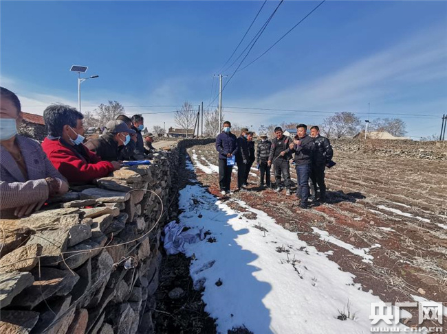 农技专家深入田间现场讲授中草药种植知识。中共甘南县委宣传部 供图