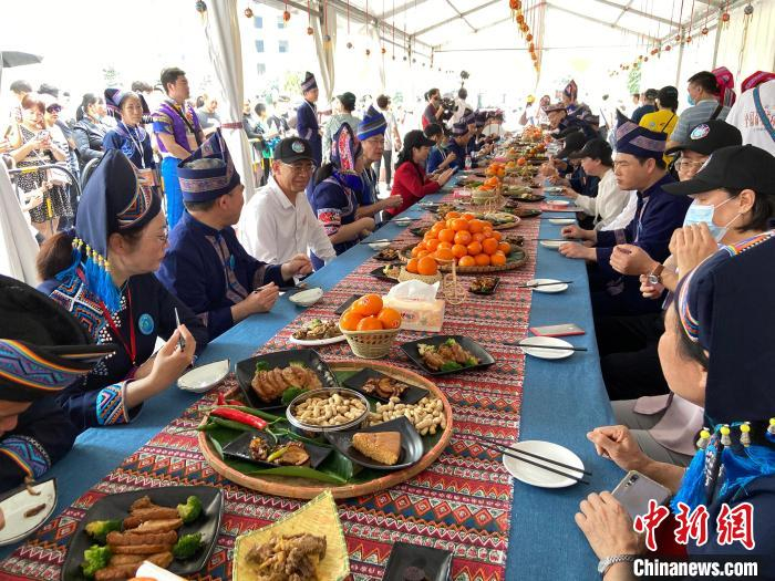 图为壮族长桌宴。　林洁琪 摄