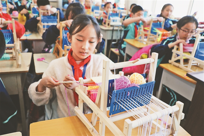 立新实验小学学生在上非遗传承纺车创意课。记者赵一诺 摄