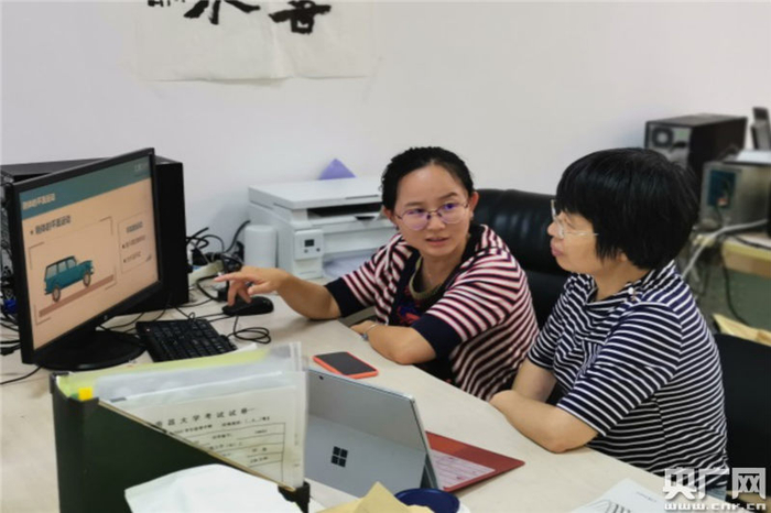 教师探讨学科问题