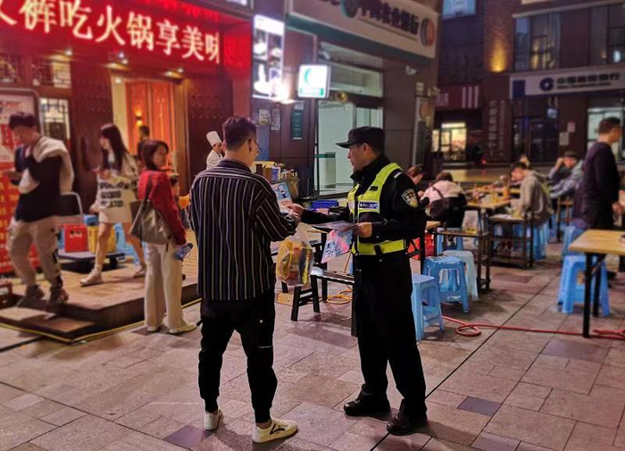 田庄在巡逻中开展反诈宣传（央广网发 渝北区公安分局供图）