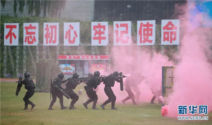 特警队正在开展处突反恐训练。新华网发（供图）