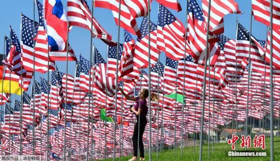 　　资料图：美国加利福尼亚马里布佩珀丁大学的“国旗飘扬”展览，纪念2001年9月11日“911”恐怖袭击的受害者。