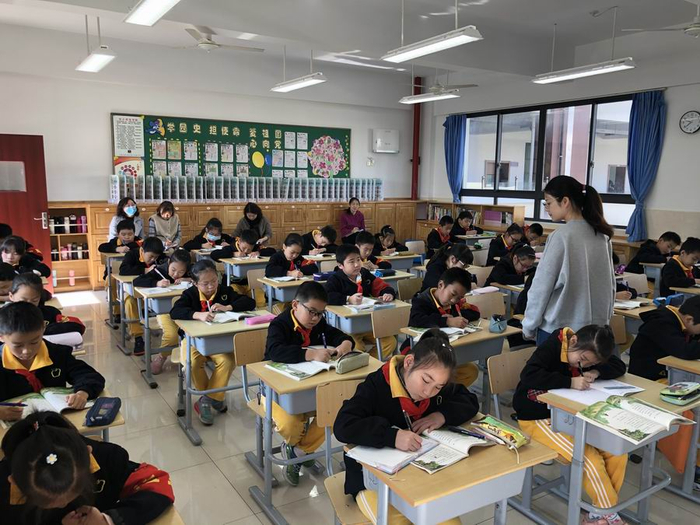 唐艺老师在课堂上指导学生进行随堂小练笔。