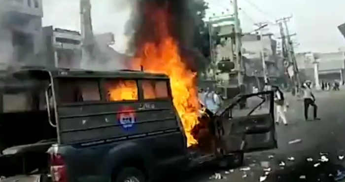 抗议者焚烧汽车&nbsp; 图源：《印度斯坦时报》视频截图