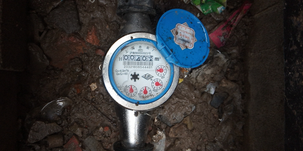 图说：陈先生家中现在安装的临时水表 投诉人供图