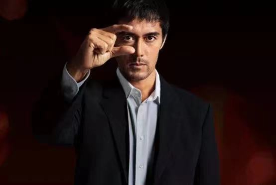 由阿部宽饰演的加贺恭一郎