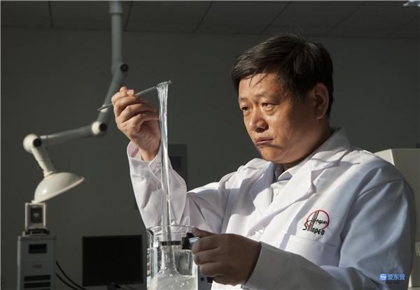 曹绪龙在实验室观察聚合物溶液粘弹性