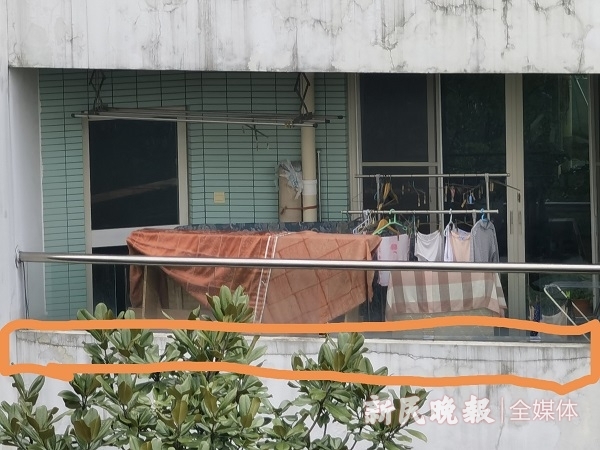 图说：天安花园部分阳台槽钢生锈后挤爆外墙  新民晚报记者 罗水元 摄（下同）