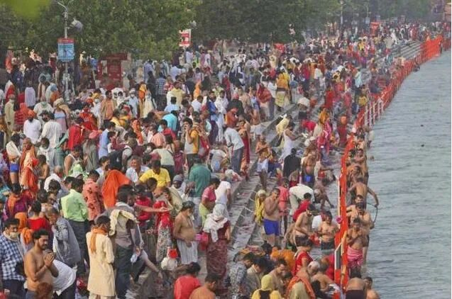 印度教信徒前往恒河朝圣 图源：美联社