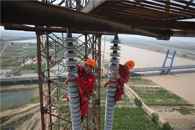 登上116米高的跨黄河铁塔检修电力线路