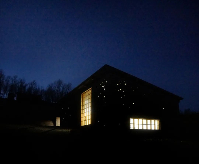 夜空下的马岔村活动中心。（受访者供图）