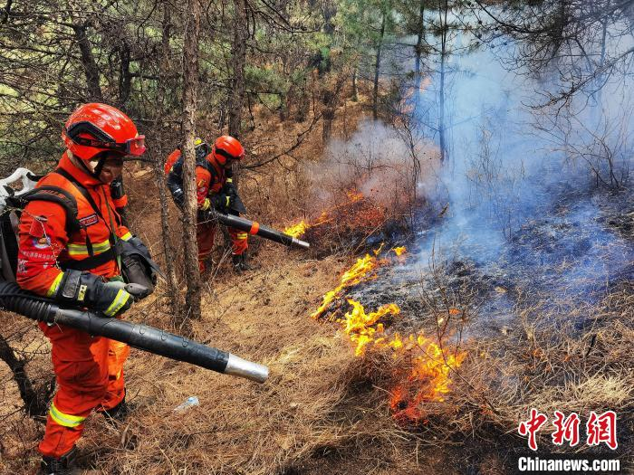 图为消防指战员进行灭火。　韩天翼 摄