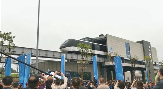 “云巴”从璧山成渝高铁站驶出。谢佳洁 摄