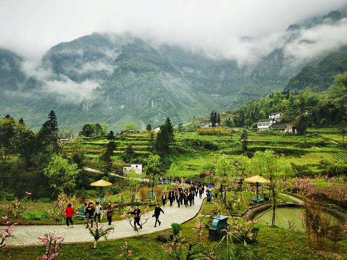 城里人纷纷前来寻“仙”览胜（央广网发 李玉生摄）