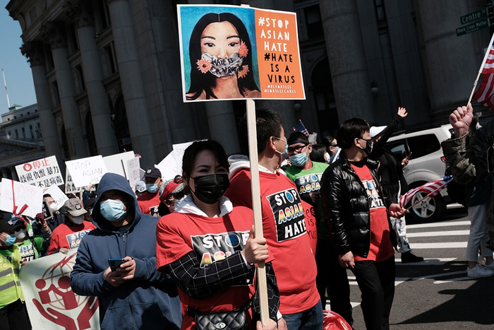 当地时间2021年4月4日，美国纽约市举行大规模反仇恨亚裔抗议活动，现场约上万人参加。人民视觉 图