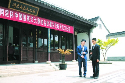 杨鼎新（左）与辜梓豪场外交流