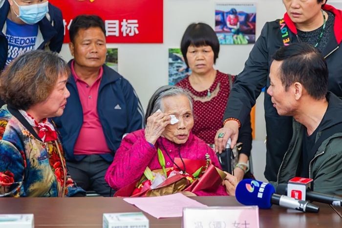  冯凤英与亲人相认，现场多次擦拭泪水。（央广网发 通讯员 林安迪 摄）