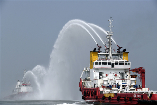 中国石化胜利油田持续提升海上应急救援能力，保障海上绿色安全生产。图为海上消防及溢油回收应急演练。