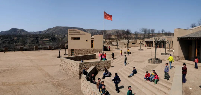 用生土材料建造的毛寺村生态小学。（受访者供图）