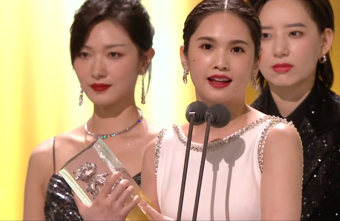 《浪姐2》成团夜:超女周笔畅时隔16年再夺亚军,那英假唱引热议
