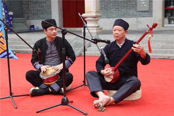 　　天琴传承人李绍伟演唱《跑马调》（央广网发 李娴摄）