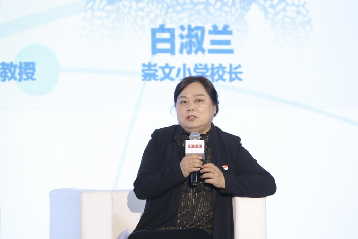 图为 崇文小学校长白淑兰。 摄影 记者 郑新洽