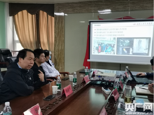 　　刘金平教授介绍武汉大学中南医院心外中心发展情况 （央广网发 通讯员 刘克 供图）