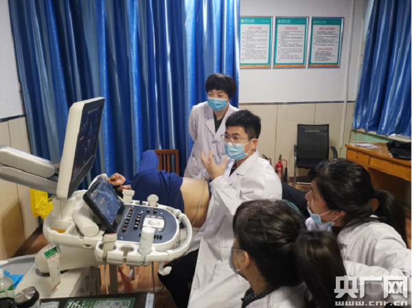 　　王彬教授现场为患者做彩超检查 （央广网发 通讯员 杜宇娟 供图）