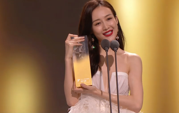 《浪姐2》成团夜:超女周笔畅时隔16年再夺亚军,那英假唱引热议
