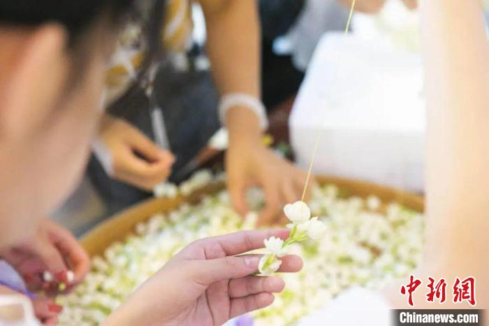 茉莉观光工厂制作茉莉花手串。　大东 摄