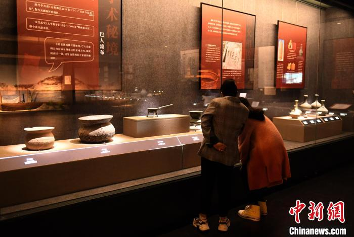 图为市民参观展览。　周毅 摄