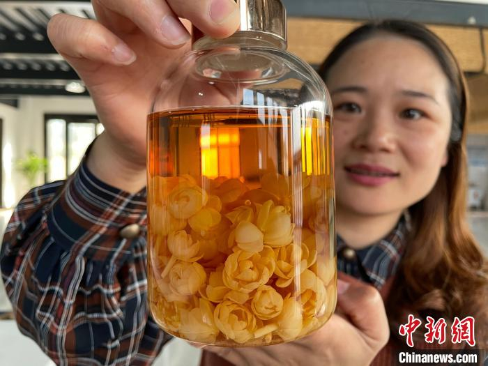 林闽英展示茉莉花酒。　林春茵 摄