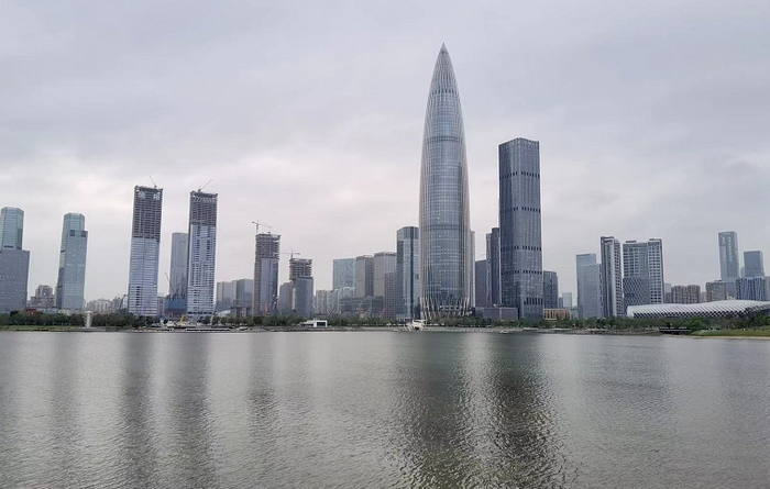 　　深圳湾公园与背后高楼林立的后海深圳湾超级总部基地。人民日报记者 程龙摄