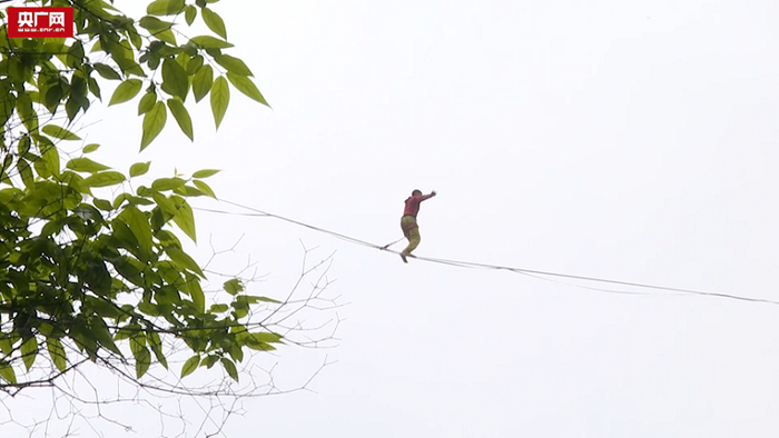 高空扁带表演者（央广网发 黔江融媒体中心供图）