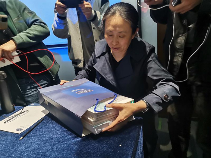 江秋莲向记者展示厚厚一摞案件材料。 澎湃新闻记者 林珏瑶 摄